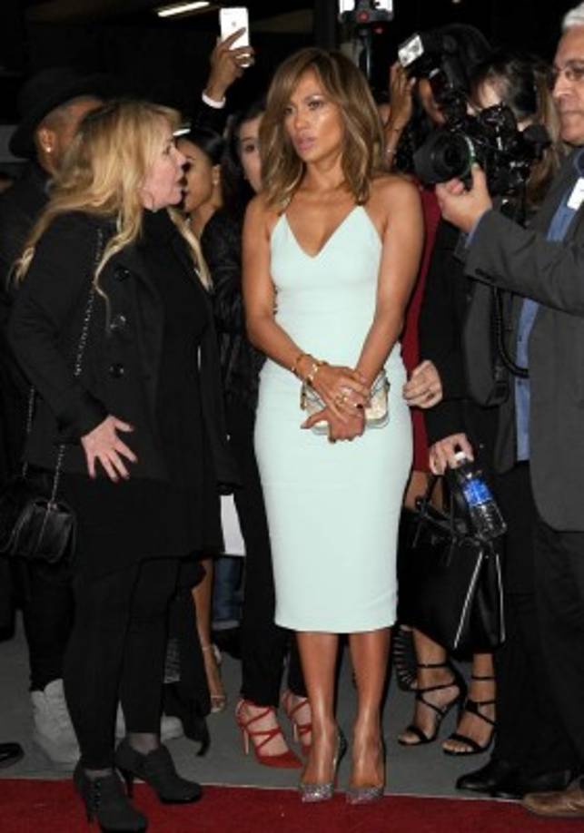 Jennifer López en este azul celeste.