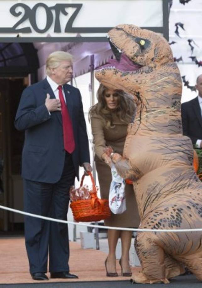 La primera dama entregó golosinas al menor mientras el presidente Trump observaba el curioso disfraz.