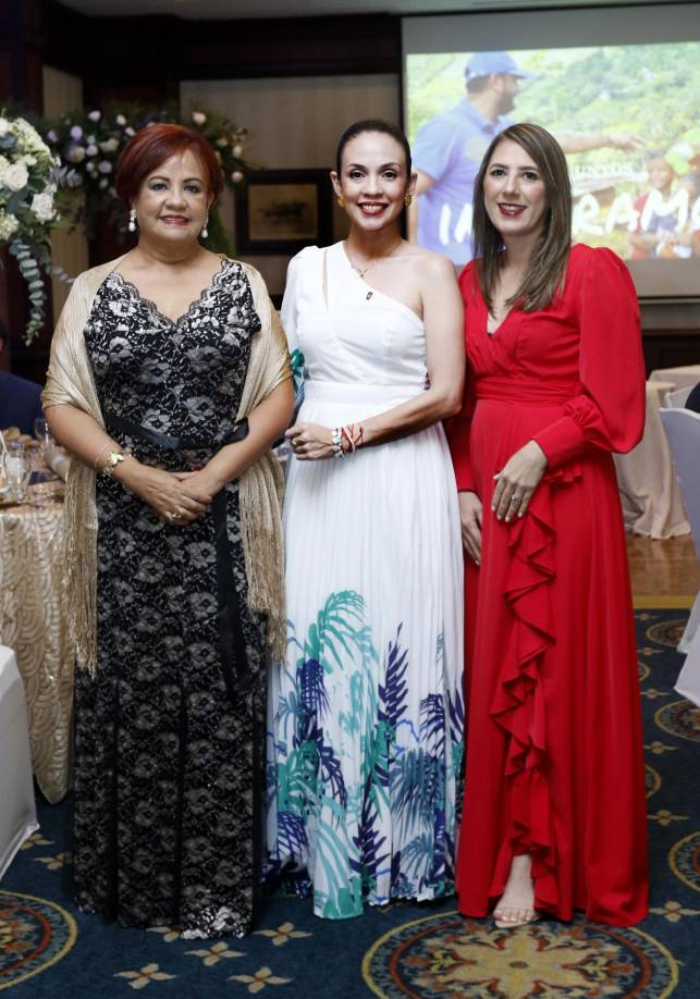 Verena Cálix, Amelia Villatoro y Carol Herrera
