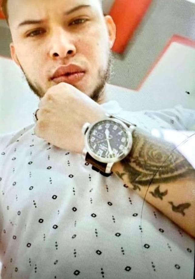 El cuerpo del barbero quedó colgando del cerco, con las puntas incrustadas y con uno de sus pies descalzo, pues perdió un zapato en el incidente. 