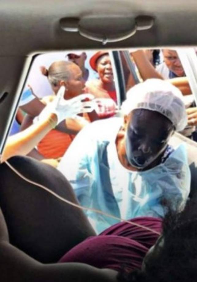 Paramédicos atienden a los heridos en la capital haitiana.