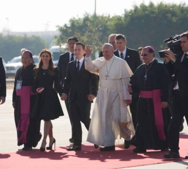 El gobernador de Chiapas, Manuel Velasco y su esposa, la cantante Anahí, recibieron al Papa Francisco en el aeropuerto.