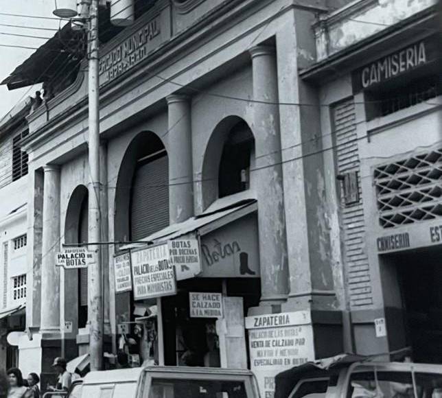 El Mercado Municipal, ubicado en el barrio El Centro, fue construido entre 1929 y 1930. El edificio se caracterizaba por su estilo neoclásico.