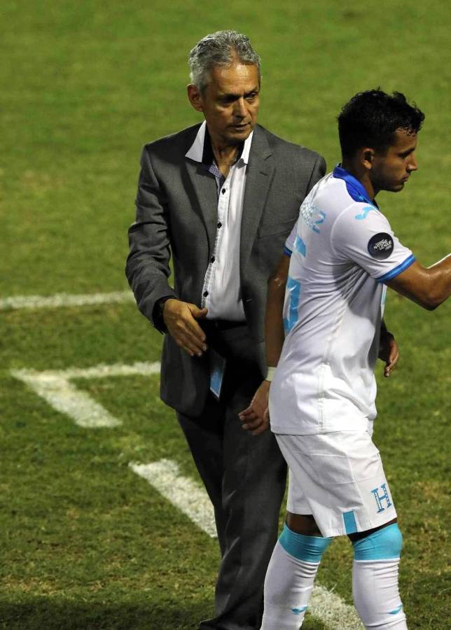 Reinaldo Rueda felicitó a Edwin Rodríguez por su partido y su golazo de chilena.