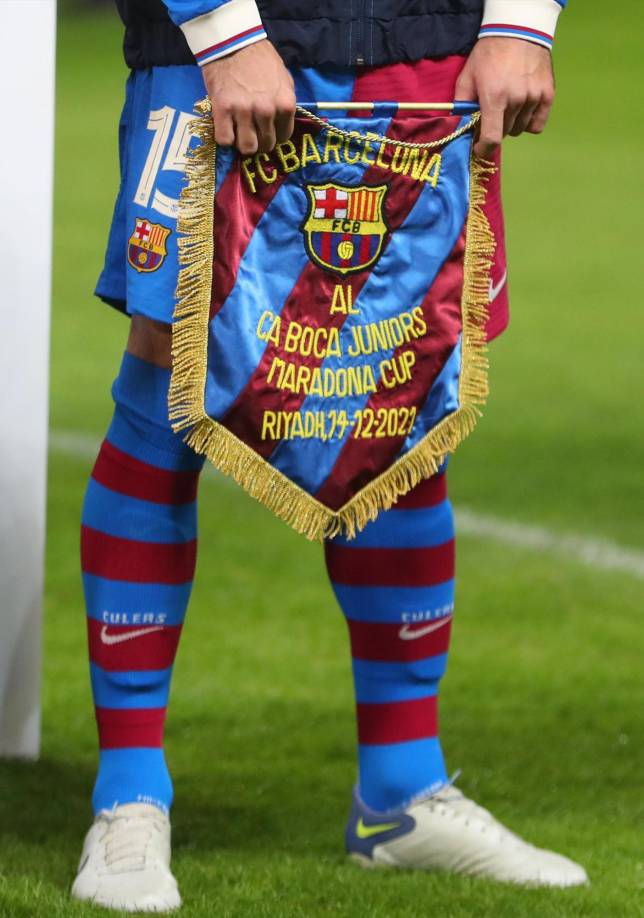 El banderín de la Copa Maradona entre Boca Juniors y Barcelona.
