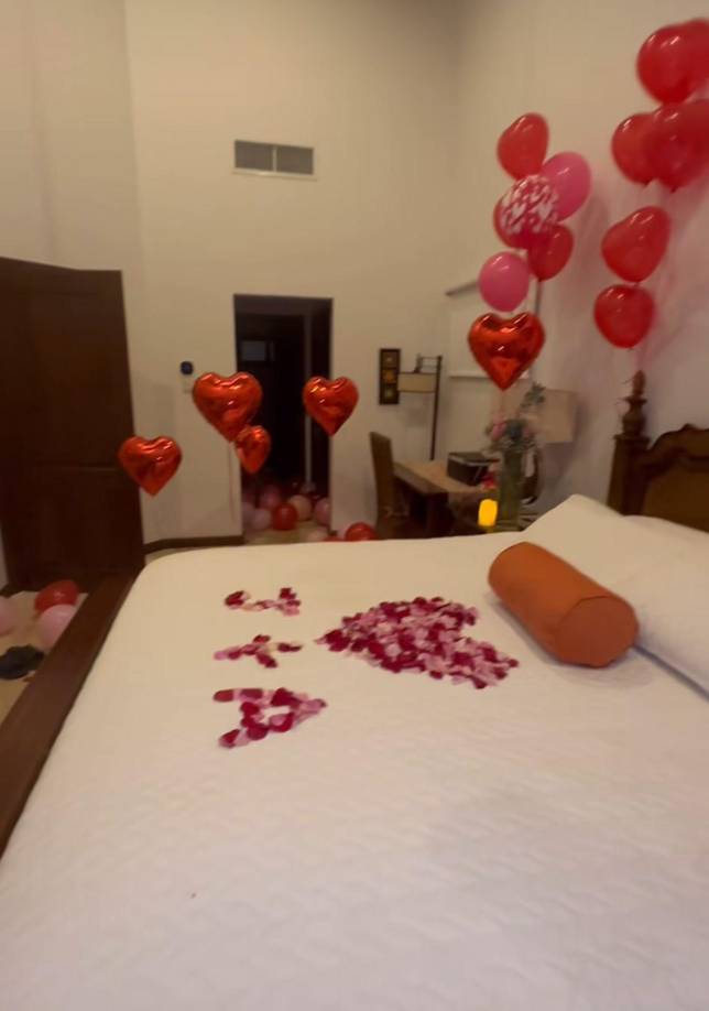 Con globos de corazones y sus iniciales con pétalos de rosas ha sido la apuesta de Thompson para conquistar el “sí” a su noviazgo con la bella presentadora hondureña Alejandra Rubio.