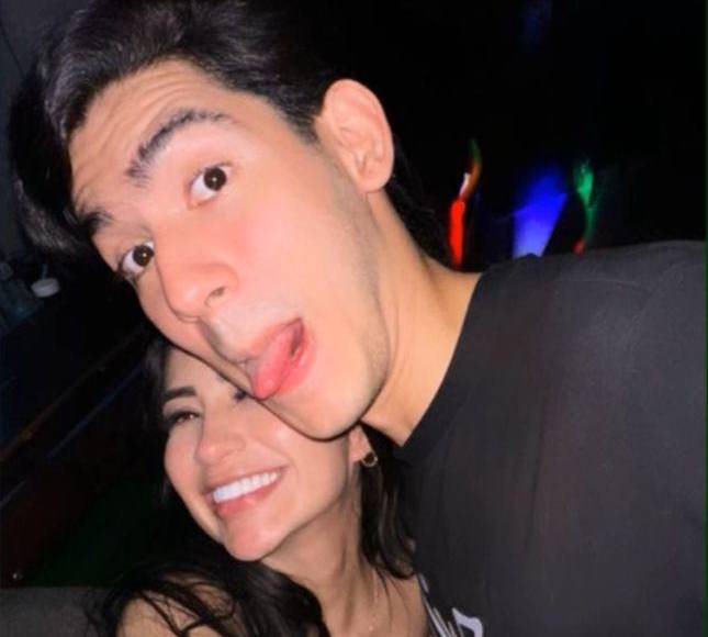 En otra de las postales, también se les observa compartir momentos en un ambiente de fiesta.