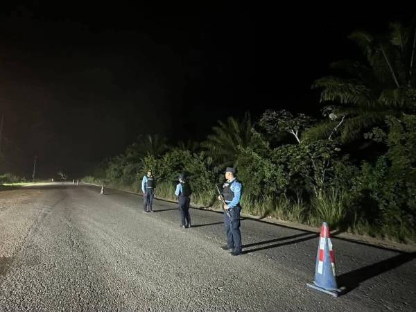 Agentes policiales en un retén en Rigores, Colón.