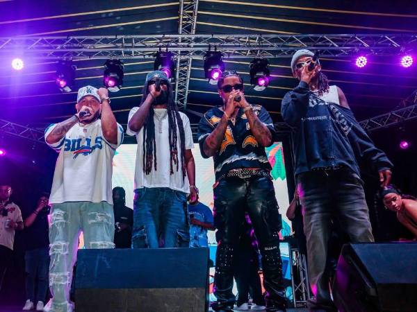 Los cuatro artistas catrachos deleitaron al público en la Plaza Juniana de la 105 Brigada.