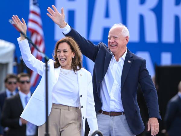 El candidato demócrata a la vicepresidencia de EEUU, Tim Walz, junto a Kamala Harris.
