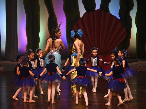 El talento de cada alumna de la Academia de Bellas Artes figuró en el escenario del Teatro José Francisco Saybe de San Pedro Sula.