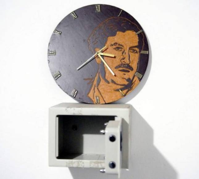 Además encontraron un reloj con el rostro grabado en madera del popular narcotraficante Pablo Escobar.