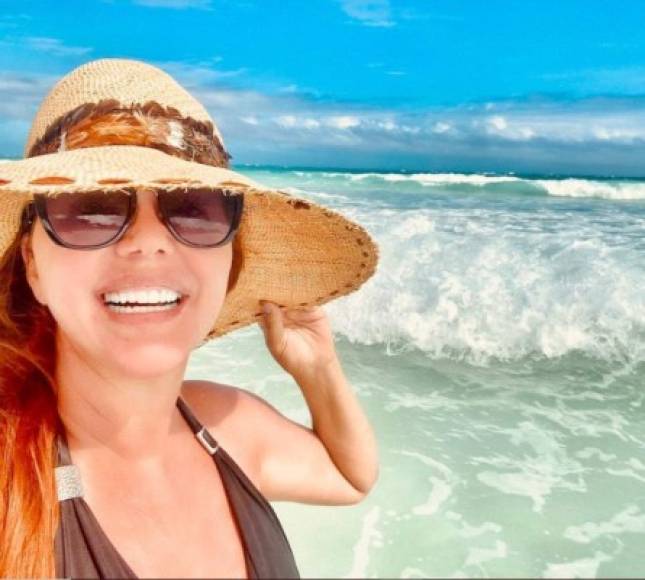 La expresentadora de 'Al Rojo Vivo' no quiso revelar en donde está de vacaciones… pero usuarios en redes sociales detectaron que se trata de una exclusiva playa en Florida