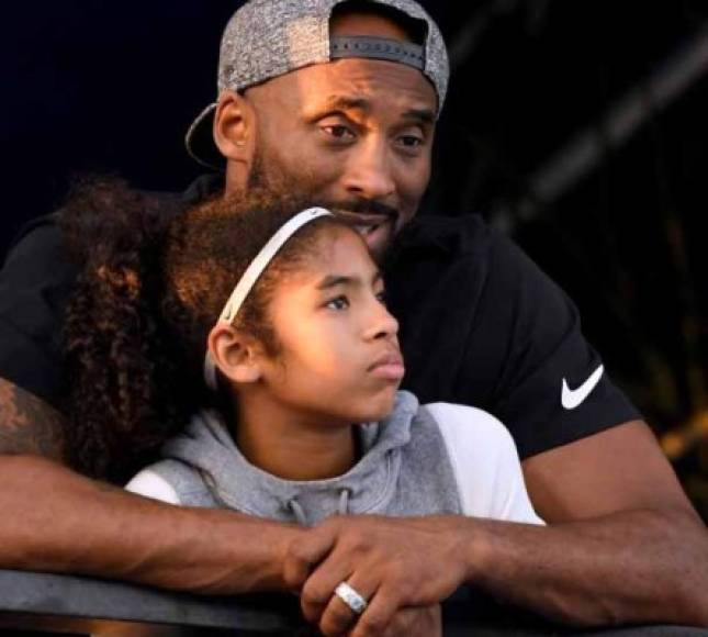 Kobe Bryant, el legendario basquetbolista y estrella de la National Basketball Association (NBA), murió la mañana del domingo 26 de enero luego que el helicóptero en el que se trasladaba se precipitara y estallara en llamas en una ladera de Los Angeles, Estados Unidos. Junto a él viajaban su hija de 13 años y otras siete personas. Lamentablemente, todos fallecieron.