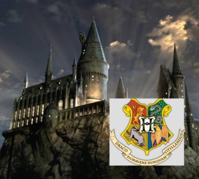 El lema de la escuela Hogwarts es “Draco dormiens nunquam titillandus”, que significa “Nunca cosquillees a un dragón durmiente”.<br/>