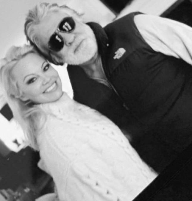Tiempo después de su separación, Jon Peters acusó a Pamela Anderson de “interesada” y dijo que la famosa rubia solamente se casó con él para que le ayudara a solventar varias deudas.