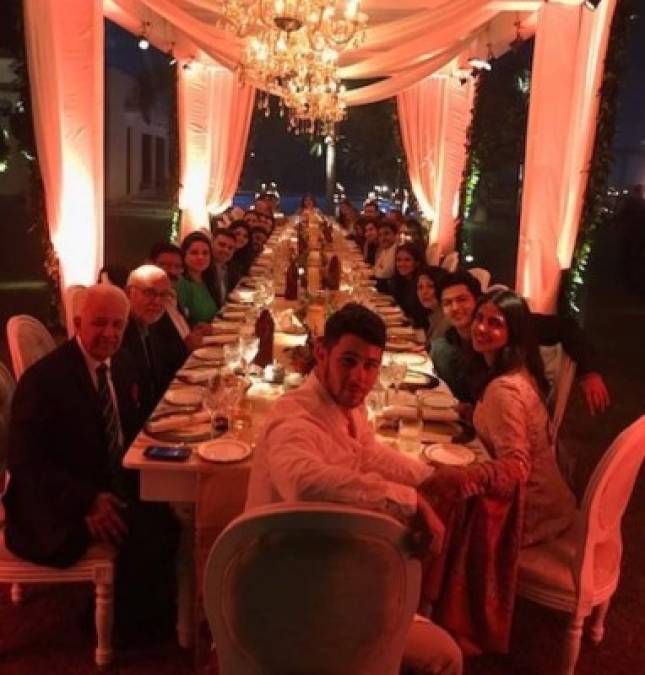 Nick Jonas y Priyanka Chopra reunieron a toda la familia para una cena de Acción de Gracias.