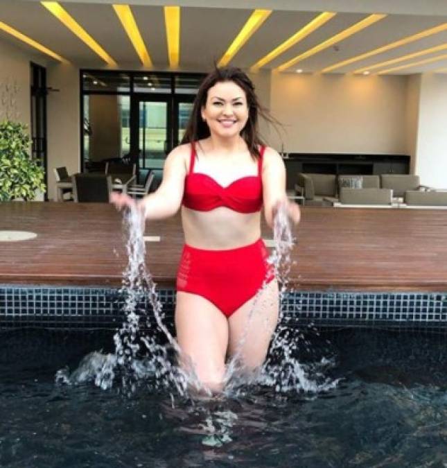 La actual novia del jugador hondureño Romell Quioto, posó dentro de una piscina en Tegucigalpa.