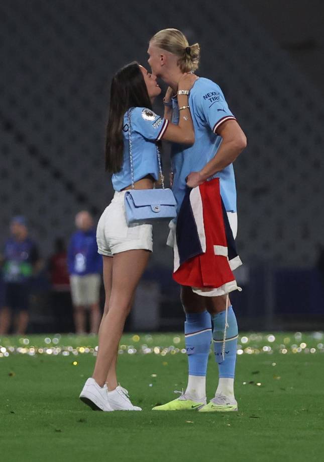 Isabel Haugseng Johansen y Haaland mostraron su amor en el campo tras el final de la Champions League.