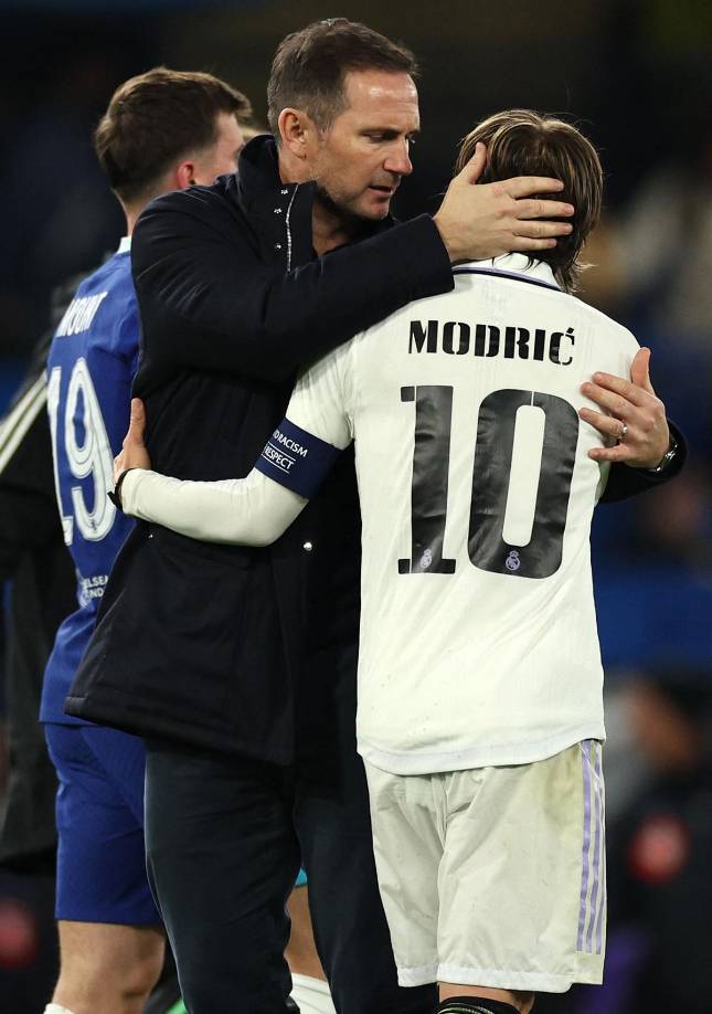 Frank Lampard también tuvo un gran detalle y saludó a Luka Modric al final del partido.
