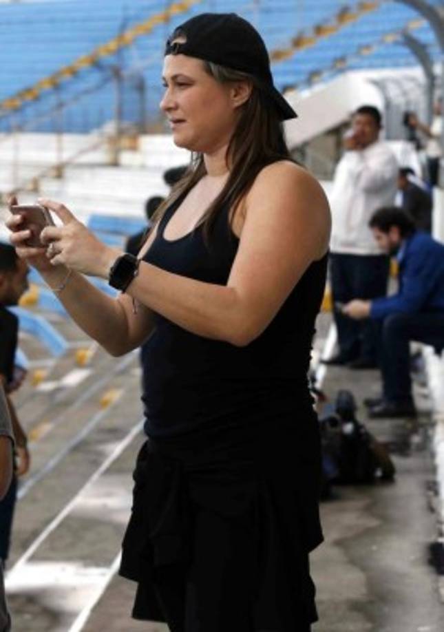 Esta periodista internacional de Univisión Deportes dando cobertura al entrenamiento de la Selección de Honduras.