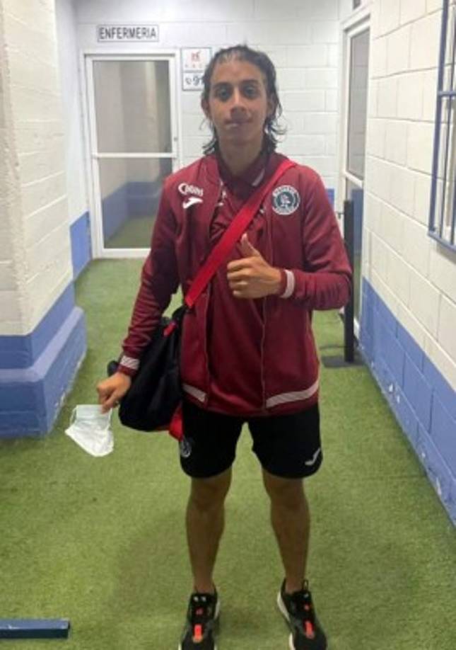 Después de debutar, Yostin Obando fue bautidazo por los jugadores del Motagua con el tradicional corte de pelo que le hacen a los debutantes en la Liga Nacional.