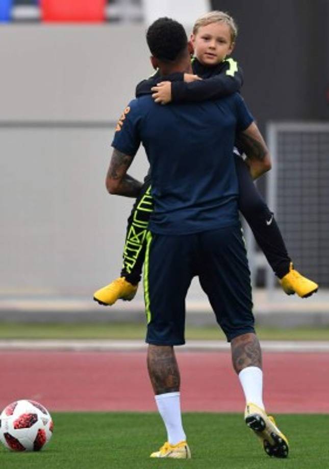 Neymar recibió en la práctica la visita especial de su pequeño hijo, Davi Lucca.