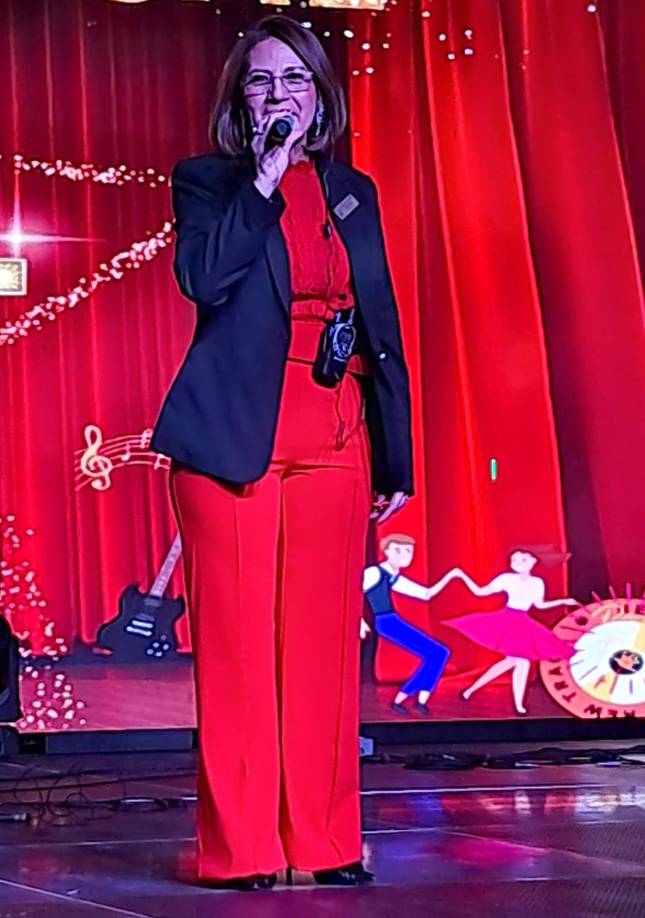 La licenciada Gladis Ortiz, directora de la institución, dio un mensaje de bienvenida al inicio del evento, donde subrayó la importancia de desarrollar el talento artístico en los estudiantes y agradeció a los presentes por su apoyo constante.