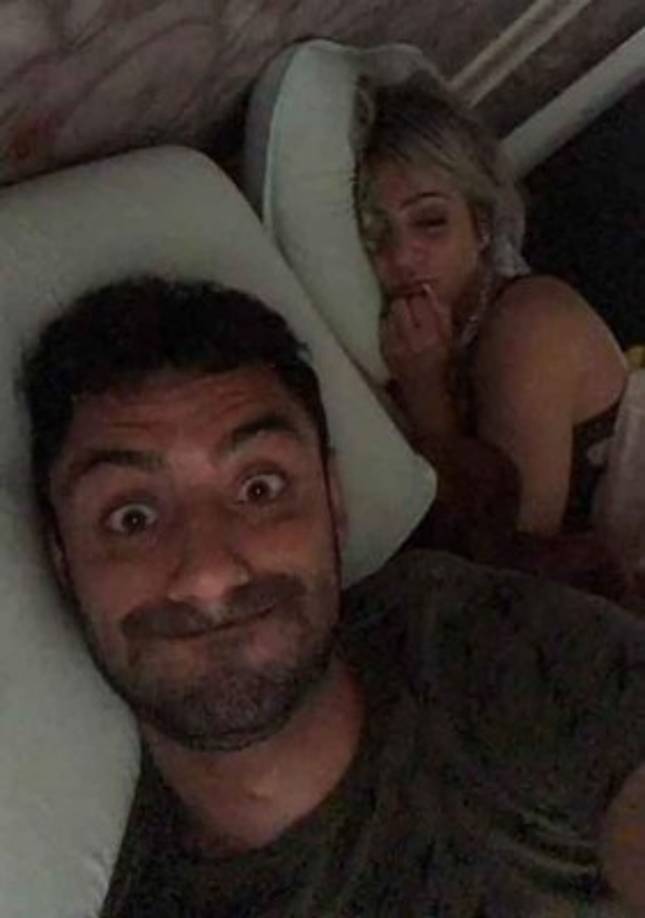 Según el empresario y su hija, encontraron al futbolista intentando violar a la dama. Sin embargo, en las últimas horas se han revelado fotos del jugador con la mujer e inclusive mensajes de Whatsapp que le habría enviado a sus amigos.