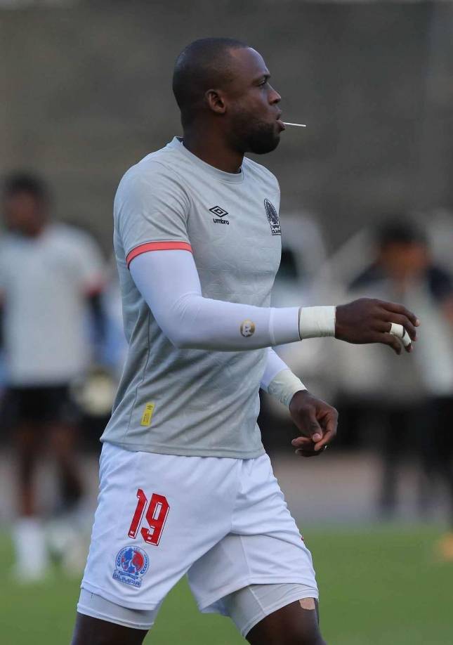Yustin Arboleda apareció con su nuevo look en el cabello tras debutar en la Selección de Honduras. El colombiano naturalizado hondureño salió a calentar con un bombo en la boca.