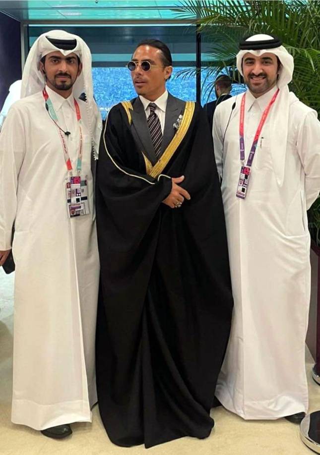 Salt Bae también se puso la capa que usó Messi para levantar la Copa del Mundo. Se trata del bisht, una capa larga árabe tradicional que los hombres se colocan sobre sus túnicas y que se viste en ocasiones especiales como bodas, festivales, graduaciones y el Eid.