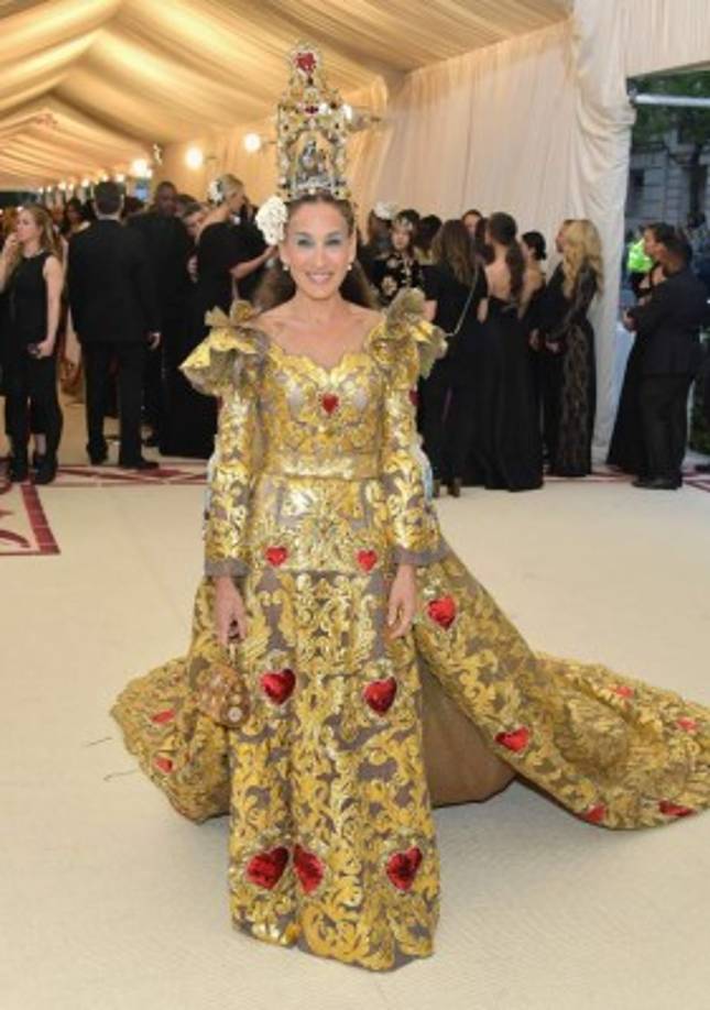 Sarah Jessica Parker deslumbró con un diseño de Dolce & Gabbana que explotó la temática religiosa.<br/><br/>La actriz de Sex in the City no defraudó con su atuendo a los expertos en moda.