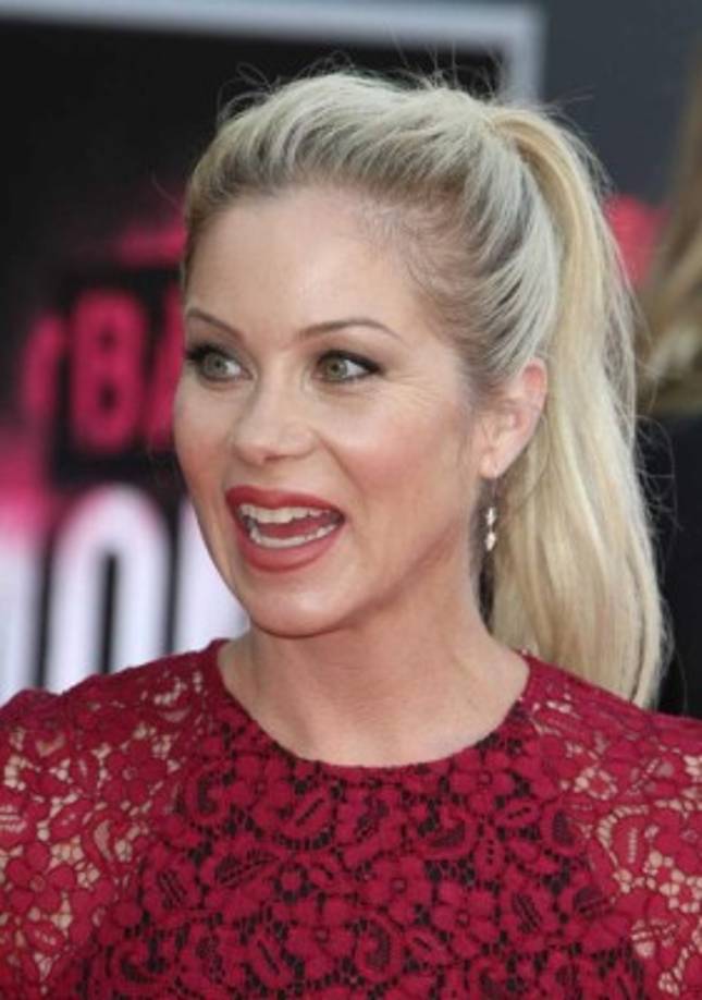 Christina Applegate ha seguido los pasos de Angelina Jolie, quien en 2013 confesó que se realizó una doble mastectomía, y en el 2015 volvió a someterse a una operación para remover sus ovarios con el fin de prevenir un posible cáncer.<br/><br/>El miedo de Christina es que su hija herede el cáncer.