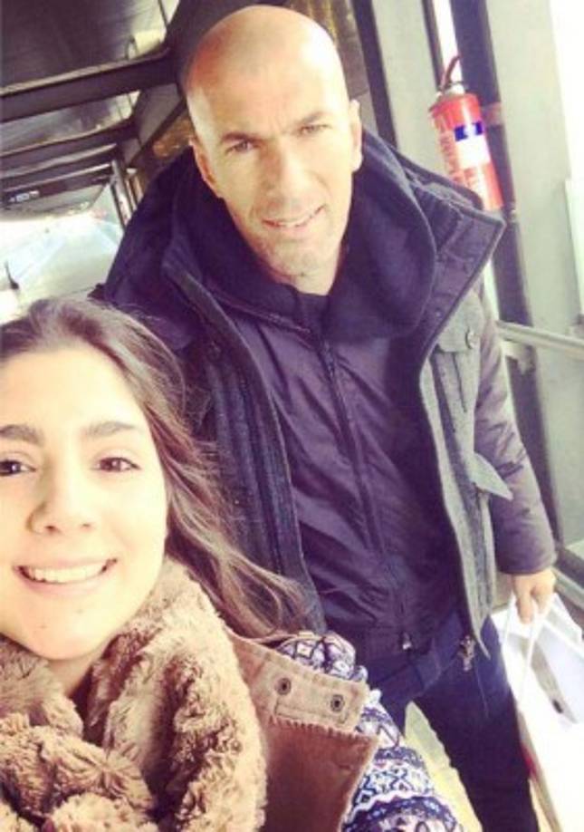 Almudena ha podido compartir con ídolos del Real Madrid. Aquí compartiendo con Zidane, el estratega que renunció al banquillo del club.