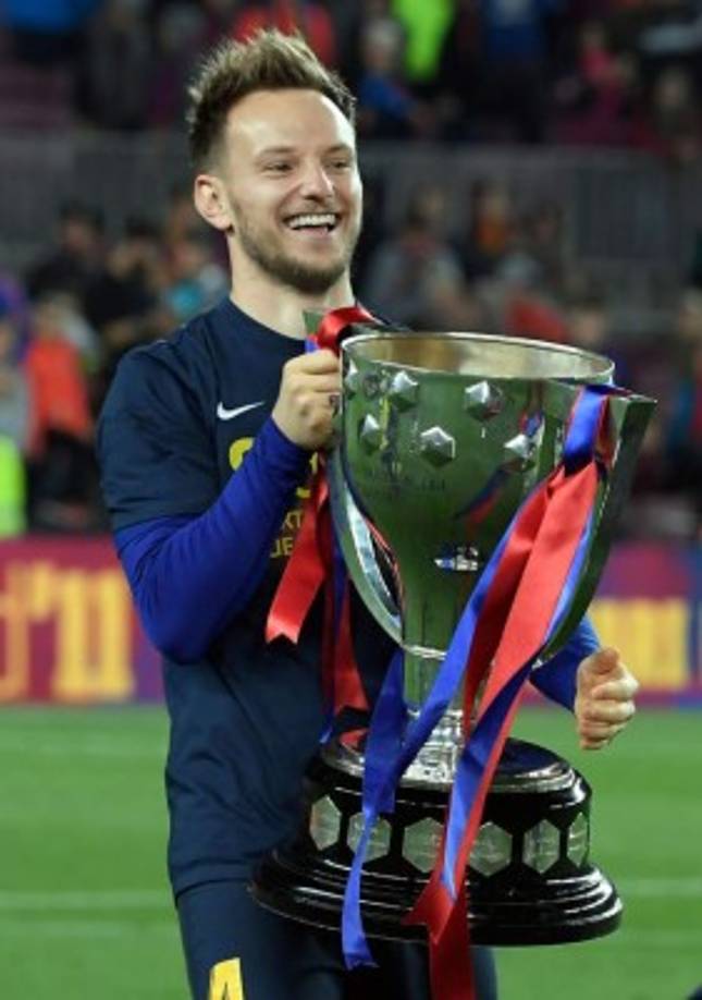 Ivan Rakitic celebrando con el trofeo de campeón de la Liga Española. Foto AFP