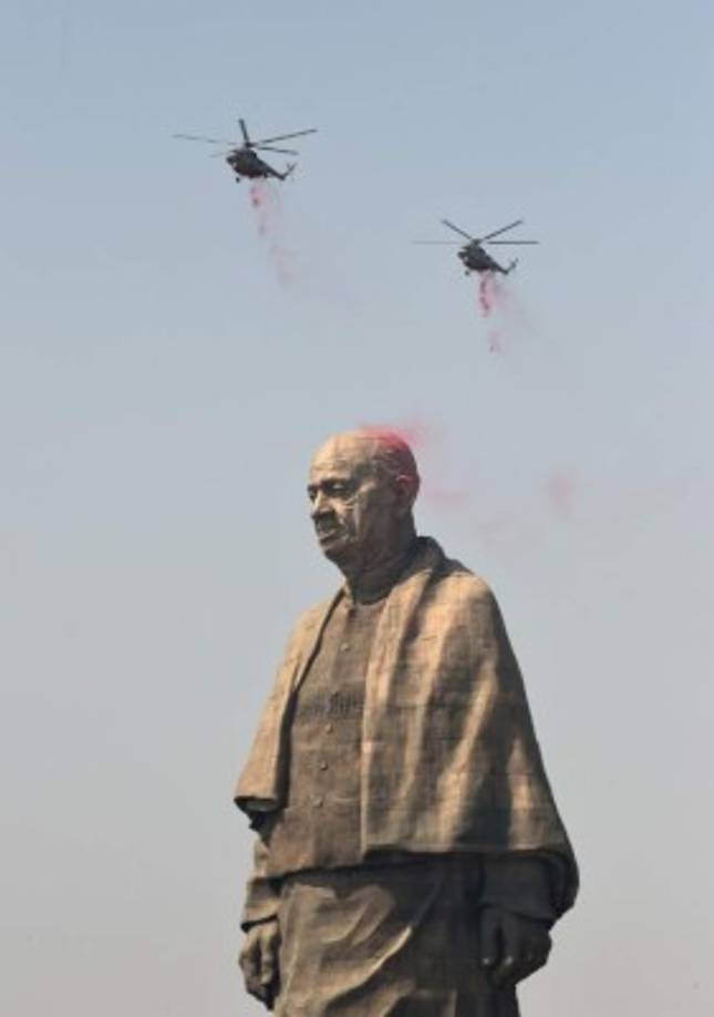 Varios helicópteros lanzaron flores sobre la 'Estatua de la Unidad', construida a orillas de un río, en la remota región del estado occidental de Gujarat.