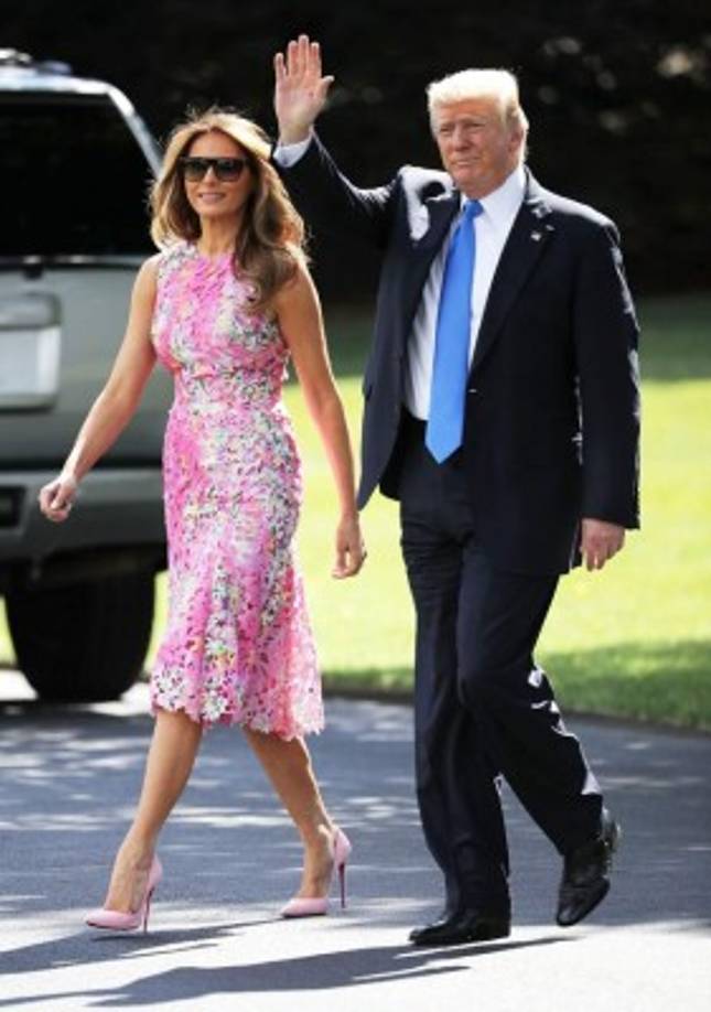 Melania usó un vestido rosa de encaje firmado por Monique Lhuillier. La primera dama ya había utilizado el mismo atuendo en un evento de campaña en Ohio el año pasado.