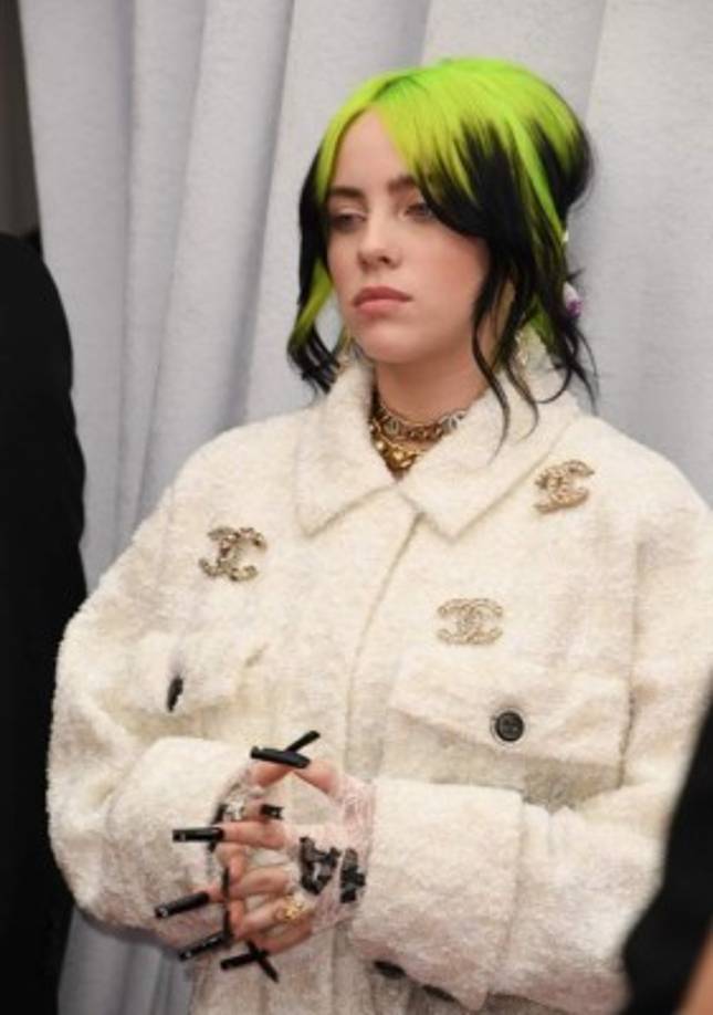 Eilish, que cantará durante la gala, mantuvo la elegancia a su modo usando un traje de Chanel.