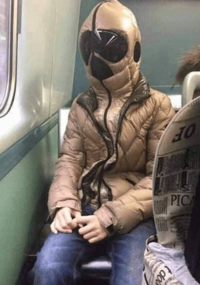 Las mismas escenas se repiten en otros lugares y con otros protagonistas 'protegidos' por trajes de alienígena en su platillo espacial, de astronauta o de oso.