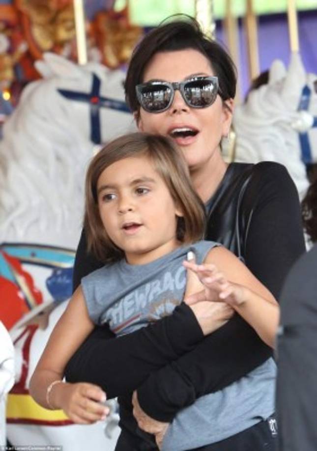 Kris ha expresado en diferentes entrevistas que le encanta pasar tiempo con sus nietos. En la imagen con Mason, hijo de Kourtney y Scott.