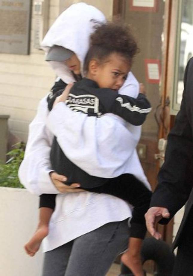 Parece ser que Kim Kardashian no levanta cabeza tras ser víctima de un terrible atraco sucedido el pasado lunes por la noche en su apartamento de lujo en París.