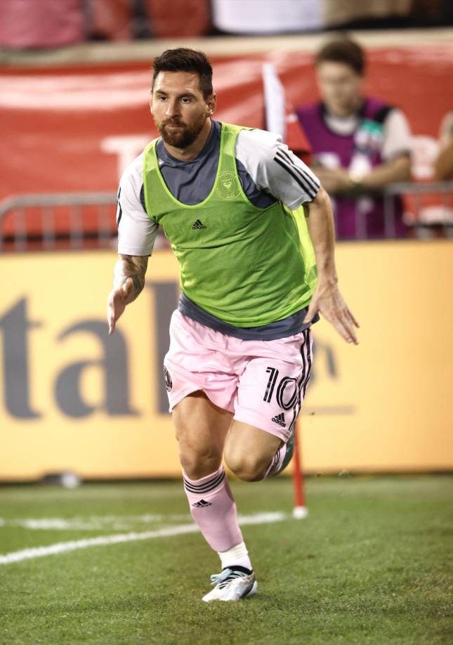 La afición local y visitante mostró su furia por la presencia del “10” en el terreno de juego. 