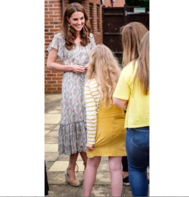 Kate se convirtió en el primer miembro de la familia real en tomar las primeras fotografías oficiales de un bebé real en 2015, cuando publicó las fotos de la recién nacida Charlotte en los brazos de su hermano mayor, el príncipe George. <br/><br/>