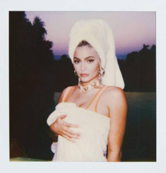 En una segunda tanda de publicaciones Kylie Jenner dio un adelanto de las imágenes que serán parte de su calendario 2019.