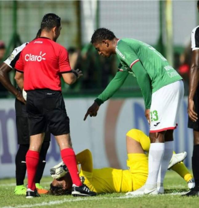 Carlo Costly señala y le dice algo al portero del Honduras Progreso, Kevin Hernández, quien está tirado en el suelo tras sufrir un golpe.