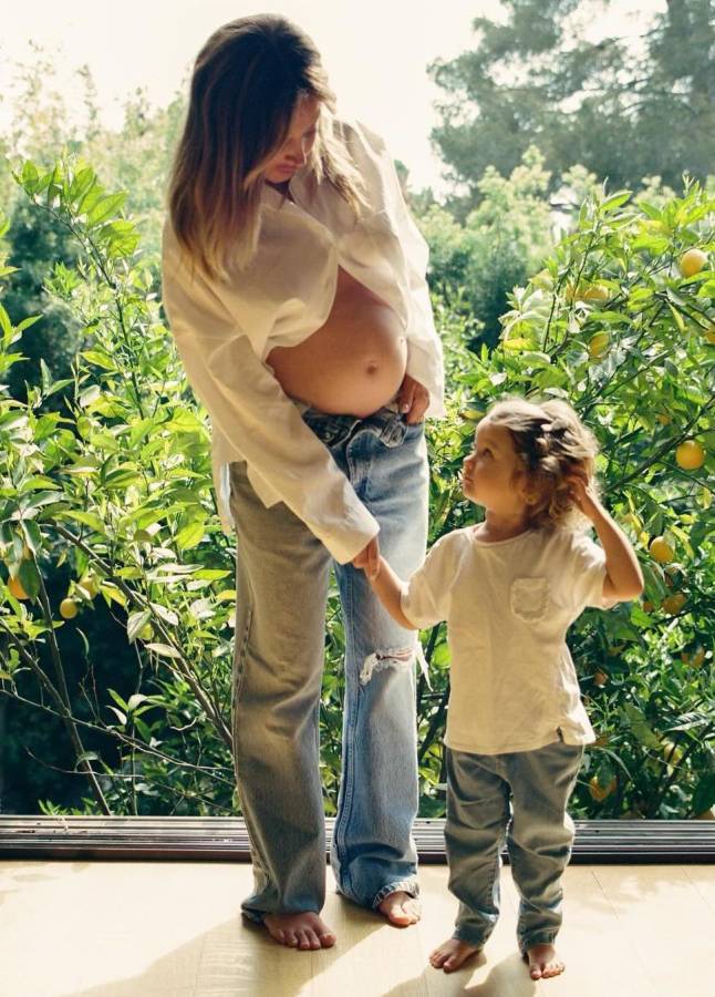 Ashley Tisdale junto a su primogénita llamada Jupiter, nacida en 2021.
