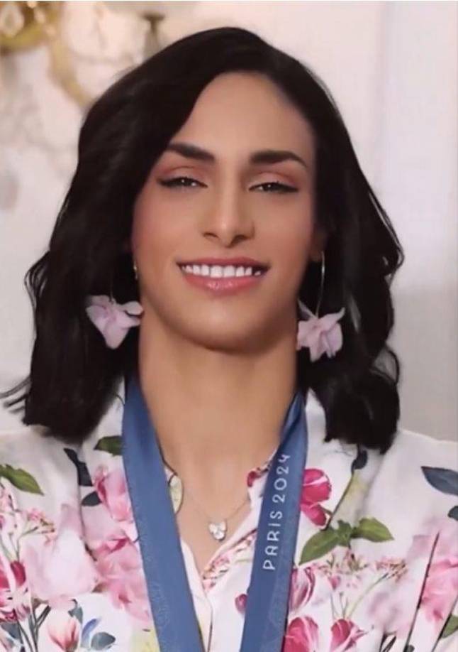 La argelina pasó a lucir una blusa de colores, aros, un peinado con su pelo suelto, accesorios y un maquillaje rosado.