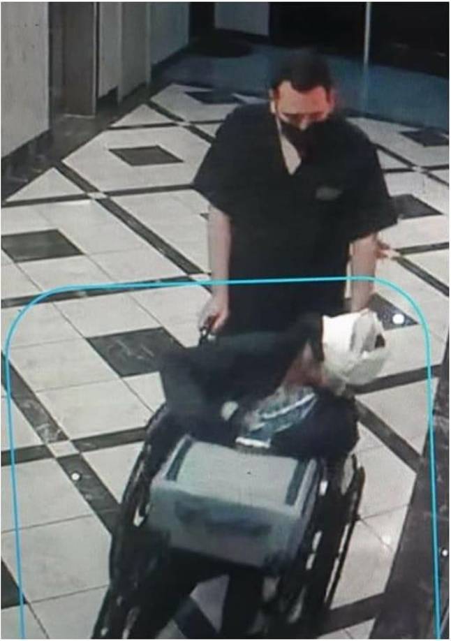 Esta es una captura del video que Kevin Malouf entregó a la fiscalía en la que supuestamente Floridalma abandonaba su clínica. José Lópéz, uno de los hijos de la hondureña le dijo a Diario La Prensa que quien aparecía en el video no era ellay que todo se trataba de un montaje.