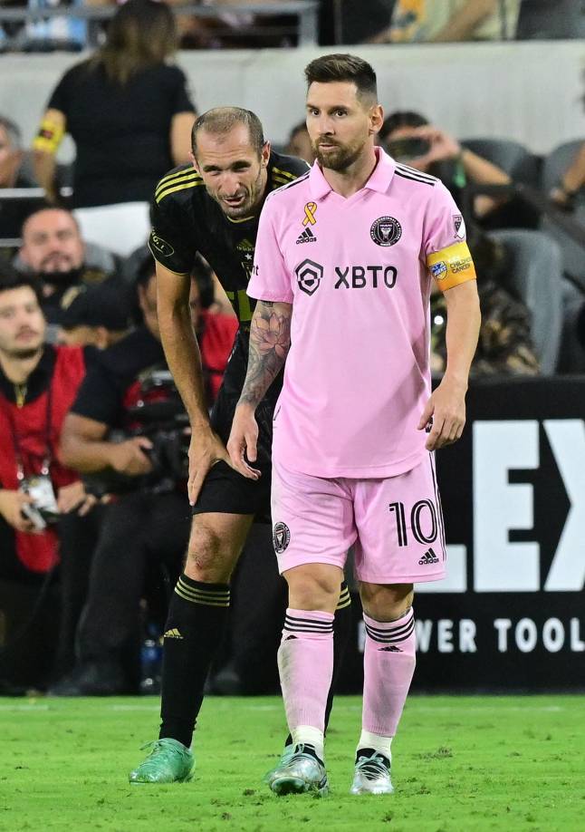 Giorgio Chiellini le respiró muy de cerca al argentino, pero no pudo y terminó saliendo de cambio. Messi lo volvió loco.