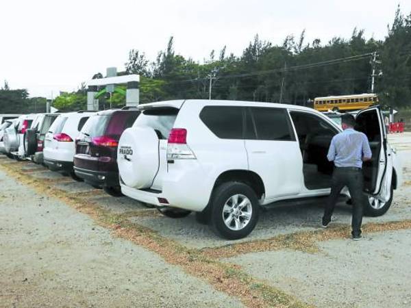 Camionetas de lujo utilizadas por funcionarios de gobierno.